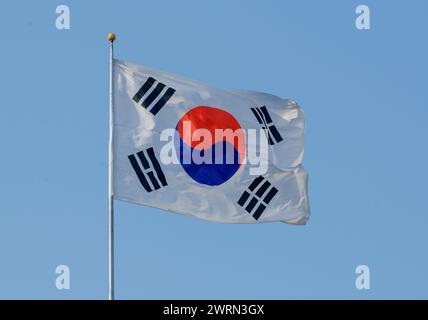 Seoul, Südkorea. März 2024. Eine südkoreanische Flagge, die am Kriegsdenkmal in Seoul in die Luft weht. Quelle: SOPA Images Limited/Alamy Live News Stockfoto