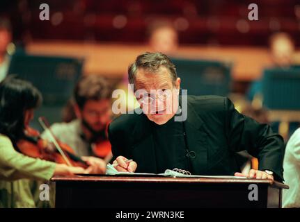 Der deutsche Theater- und Operndirektor Peter Stein probt seine Rolle als Erzähler für eine Aufführung von Beethovens EGMONT mit dem Scottish Chamber Orchestra unter der Leitung von Joseph Swenson in der Usher Hall im Rahmen des Edinburgh International Festivals am 09/1998 Stockfoto