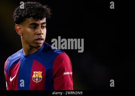 Barcelona, Spanien. 12. März 2024. Lamine Yamal vom FC Barcelona sieht beim Achtelfinale der UEFA Champions League im zweiten Legs zwischen dem FC Barcelona und dem SSC Napoli an. Quelle: Nicolò Campo/Alamy Live News Stockfoto