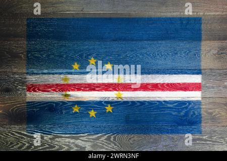 Kap-Verde-Flagge auf rustikalem altem Holz Stockfoto