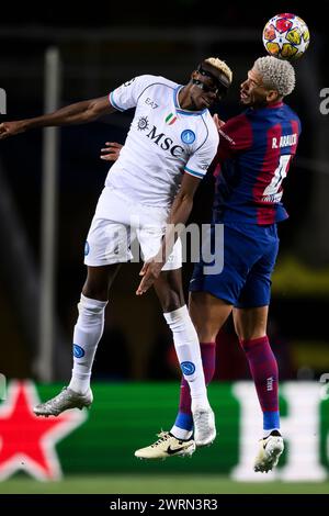 Barcelona, Spanien. 12. März 2024. Victor Osimhen vom SSC Napoli tritt im Achtelfinale der UEFA Champions League gegen Ronald Araujo vom FC Barcelona gegen den SSC Napoli an. Quelle: Nicolò Campo/Alamy Live News Stockfoto