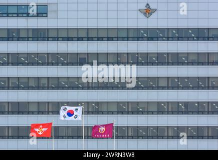 Seoul, Südkorea. März 2024. Die südkoreanische Flagge (C) und die Flagge des Verteidigungsministeriums (L) sowie die Flagge des Joint Chiefs of Staff (R) wehen vor dem Gebäude des Verteidigungsministeriums in Seoul in die Luft. (Foto: Kim Jae-Hwan/SOPA Images/SIPA USA) Credit: SIPA USA/Alamy Live News Stockfoto