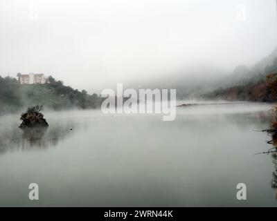 El municipio de Mértola, en Portugal, el paso por él del Río Guadiana, y algunos de los monumentos que se sitúan en sus orillas Stockfoto