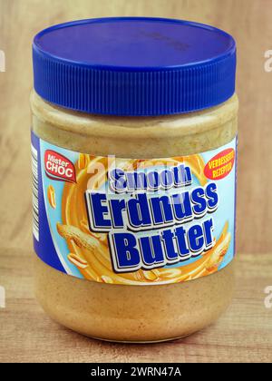 Hamburg, Deutschland - 12. März 2024: Deutsche Erdnussbutter Glatt Mister Choc Stockfoto