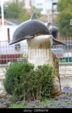 Rovinj, Kroatien - 15. Oktober 2014: Bronzeskulptur des Delphins in der Altstadt. Stockfoto