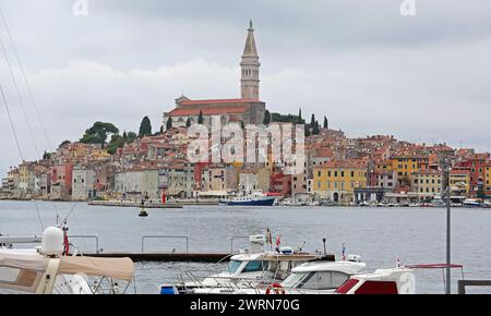 Rovinj, Kroatien - 15. Oktober 2014: Kirchturm in der malerischen Stadt Istrien Travel. Stockfoto