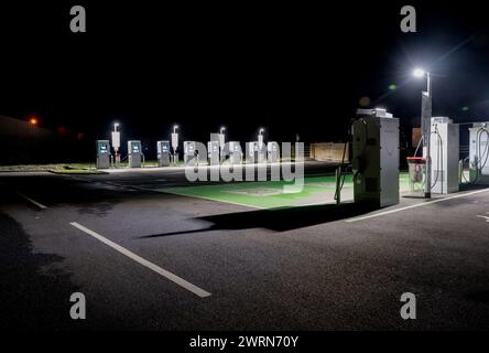 EV-Ladestation in Großbritannien bei Nacht. Grenzwertige Räume Stockfoto