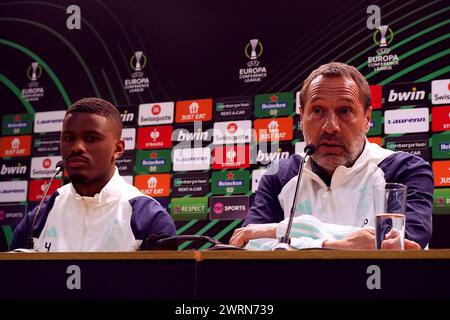 Ajax Manager John van 't Schip und Jorrel Hato während einer Pressekonferenz im Villa Park, Birmingham. Bilddatum: Mittwoch, 13. März 2024. Stockfoto