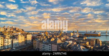 GENUA, ITALIEN - 20. MÄRZ 2021: Panoramablick auf den Hafen von Genua mit farbenfrohen Häusern an der italienischen Küste. Stockfoto