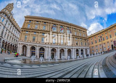 GENUA; ITALIEN - 20. MÄRZ 2021: Piazza Raffaele de Ferrari, der Hauptplatz von Genua, berühmt für seine Brunnen und Wasserspiele. In der Verwaltung im Hintergrund Stockfoto