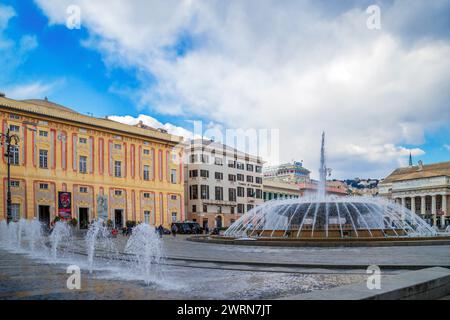 GENUA, ITALIEN - 20. MÄRZ 2021: Piazza Raffaele de Ferrari, der Hauptplatz von Genua, berühmt für seine Brunnen und Wasserspiele. Im Hintergrund Galleria S Stockfoto