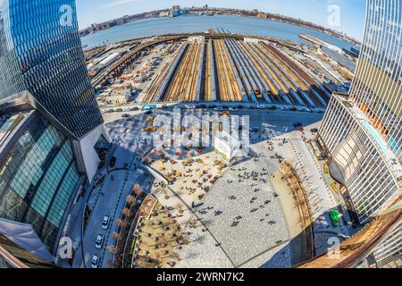 NEW YORK, USA - 8. MÄRZ 2020: Public Square and Gardens at Hudson Yards, Bahnhöfe und gelbe Taxis auf der 11th Ave. Blick von der oberen Ebene des Th Stockfoto