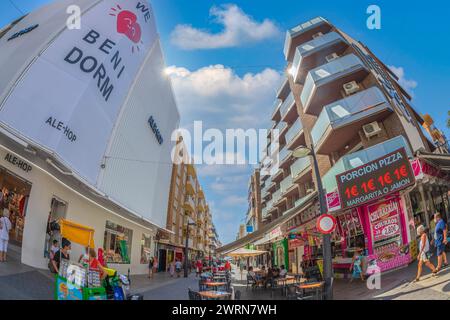 BENIDORM, SPANIEN - 13. AUGUST 2020: Aussicht mit kleinen und malerischen Straßenterrassen mit Touristen, im historischen Zentrum der Stadt. Stockfoto