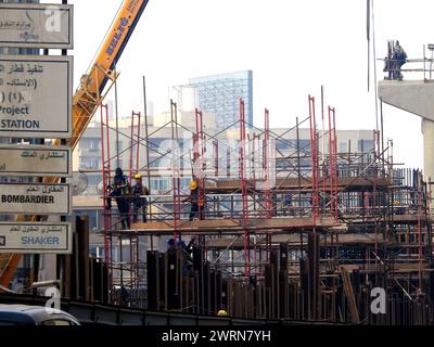 Kairo, Ägypten, 7. Januar 2023: Ägyptische Monorail-Säulen und Gleise werden aus Stahl und Beton gebaut, Arbeiter auf der Baustelle in Kairo monora Stockfoto