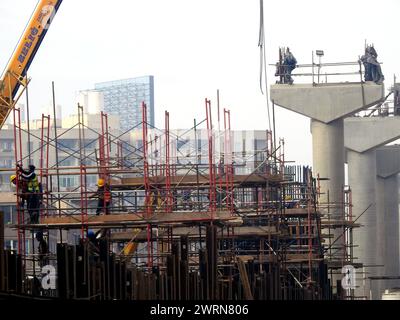 Kairo, Ägypten, 7. Januar 2023: Ägyptische Monorail-Säulen und Gleise werden aus Stahl und Beton gebaut, Arbeiter auf der Baustelle in Kairo monora Stockfoto