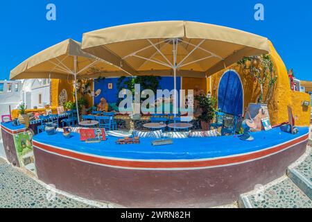 OIA, SANTORINI, GRIECHENLAND - 21. JUNI 2021: Türkisches Open-Air-Café an der Hauptstraße Nik. Nomikou. Stockfoto