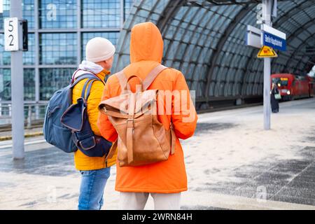 Passagiere mit Rucksäcken warten auf Zug am Bahnhof, Berliner Hauptbahnhof der Deutschen Bahn, Concept Boarding Reisende im Auto, Hektik und Hektik Zug Stockfoto