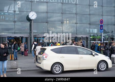 Taxiwagen wartet auf Passagiere am Bahnhof Berlin Hauptbahnhof der Deutschen Bahn, Concept Boarding Reisende im Auto, hektische Zugfahrt, B Stockfoto