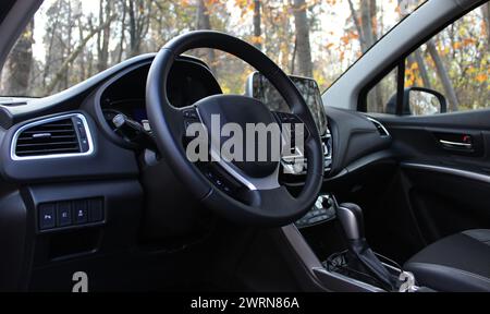 Vorderer Teil der Kabine Eines Autos auf dem Außenparkplatz Stockfoto