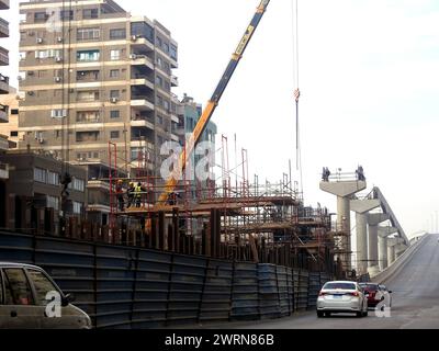 Kairo, Ägypten, 7. Januar 2023: Ägyptische Monorail-Säulen und Gleise werden aus Stahl und Beton gebaut, Arbeiter auf der Baustelle in Kairo monora Stockfoto