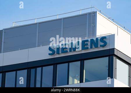 Siemens-Logo, Büro deutscher Konzern Siemens AG, der Elektrotechnik, Elektronik, Energieausrüstung, Transport und Kommunikation betreibt Stockfoto