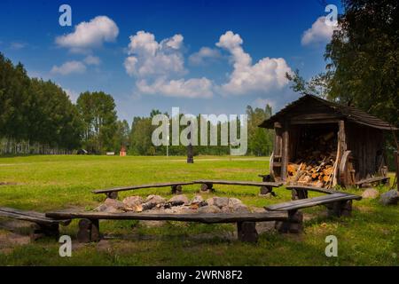 Ein Ort für ein Lagerfeuer auf einem Waldparkplatz, Tourismus, Polen, Podlasie Stockfoto