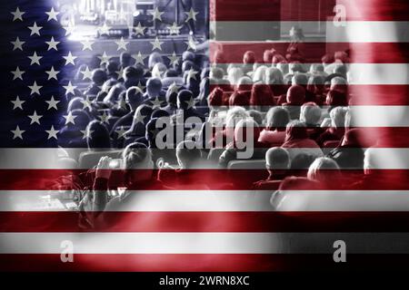 Gruppe von Personen mit amerikanischem Flaggenhintergrund. Amerikanisches Bürgerkonzept. Unabhängigkeitstag. 4. Juli. Stockfoto