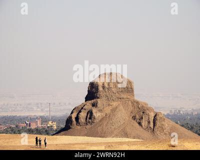 Gizeh, Ägypten, 26. Januar 2023: Pyramide von Amenemhat III., die schwarze Pyramide, die von Amenemhat dem 3. In Dahshur erbaut wurde Stockfoto