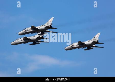 Radom, Polen - 26. August 2023: Polnische Luftwaffe Lockheed Sukhoi Su-22 Fitter Jagdflugzeug fliegen. Luftfahrt- und Militärflugzeuge. Stockfoto