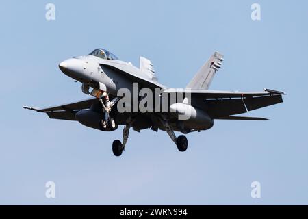 Radom, Polen - 24. August 2023: Finnische Luftwaffe Boeing F-18 Hornet Jagdflugzeug fliegen. Luftfahrt- und Militärflugzeuge. Stockfoto