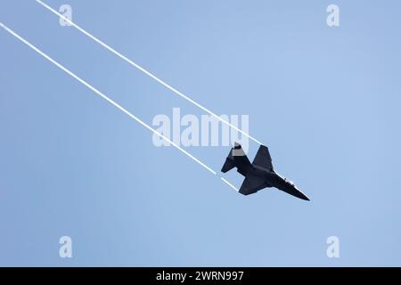 Radom, Polen - 24. August 2023: Polnische Luftwaffe Leonardo M-346 Master Bielik Trainer Jet Flugzeug fliegen. Luftfahrt- und Militärflugzeuge. Stockfoto