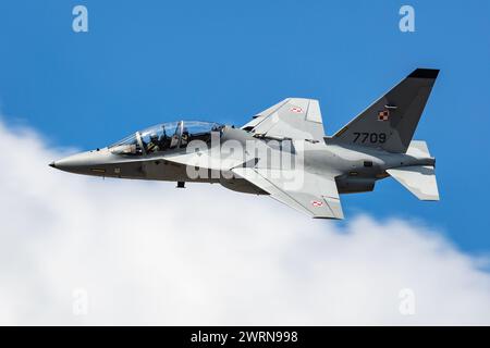 Radom, Polen - 24. August 2023: Polnische Luftwaffe Leonardo M-346 Master Bielik Trainer Jet Flugzeug fliegen. Luftfahrt- und Militärflugzeuge. Stockfoto