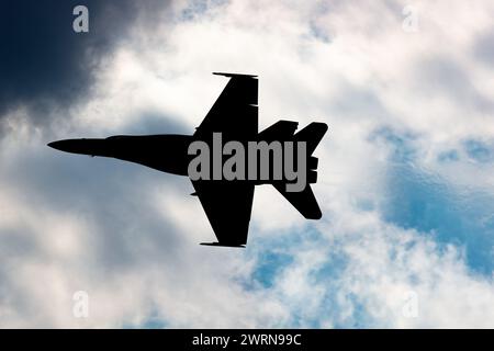 Radom, Polen - 24. August 2023: Finnische Luftwaffe Boeing F-18 Hornet Jagdflugzeug fliegen. Luftfahrt- und Militärflugzeuge. Stockfoto