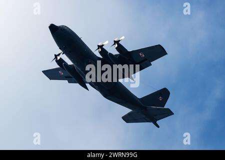 Radom, Polen - 25. August 2023: Polnische Luftwaffe Lockheed C-130 Hercules Transportflugzeug fliegen. Luftfahrt- und Militärflugzeuge. Stockfoto