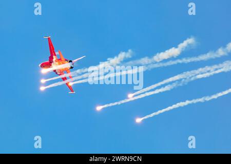 Radom, Polen - 27. August 2023: Schweizer Luftwaffe F-5E Tiger Jagdflugzeug fliegen. Luftfahrt- und Militärflugzeuge. Patrouille Suisse Kunstflugteam Stockfoto