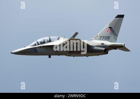 Radom, Polen - 24. August 2023: Polnische Luftwaffe Leonardo M-346 Master Bielik Trainer Jet Flugzeug fliegen. Luftfahrt- und Militärflugzeuge. Stockfoto