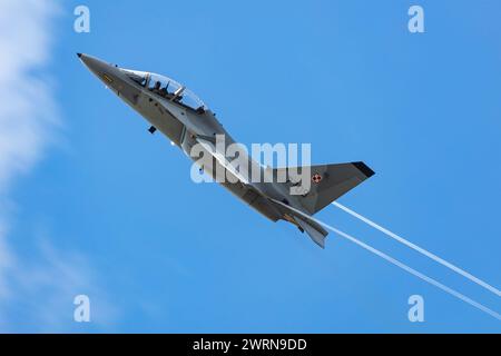 Radom, Polen - 24. August 2023: Polnische Luftwaffe Leonardo M-346 Master Bielik Trainer Jet Flugzeug fliegen. Luftfahrt- und Militärflugzeuge. Stockfoto