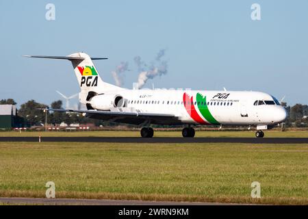 Amsterdam / Niederlande - 13. August 2014: PGA Portugalia Airlines Fokker 100 CS-TPF Passagierflugzeug Ankunft und Landung am Flughafen Amsterdam Schipol Stockfoto