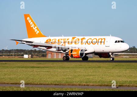 Amsterdam / Niederlande - 13. August 2014: EasyJet Airbus A319 G-EZFO Passagierflugzeug Ankunft und Landung am Flughafen Amsterdam Schipol Stockfoto