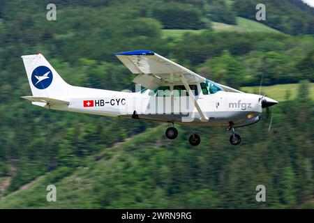 Zell am See, Österreich - 26. Mai 2012: Verkehrsflugzeug auf Flughafen und Flugplatz. Kleine und Sportflugzeuge. Allgemeine Luftfahrtindustrie. VIP-Transport. Civ Stockfoto