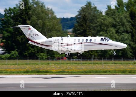 Salzburg, Österreich - 20. Mai 2013: Passagierflugzeug im Business Jet am Flughafen. Geschäftsflugreisen. Luftfahrt und Luftfahrt. VIP-Transport. Firma und Stockfoto