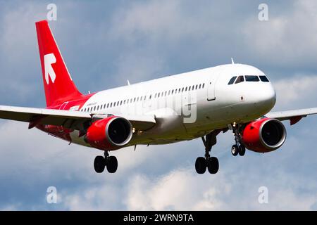 Salzburg, Österreich - 20. Mai 2013: Air Malta Passagierflugzeug am Flughafen. Planen Sie die Flugreise. Luftfahrt und Luftfahrt. Luftverkehr. Global international Stockfoto