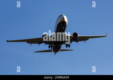 Budapest, Ungarn - 17. Oktober 2021: Ryanair Boeing 737-800 Passagierflugzeug am Flughafen. Luftfahrt und Luftfahrt. Luftverkehr und Reisen. International Stockfoto