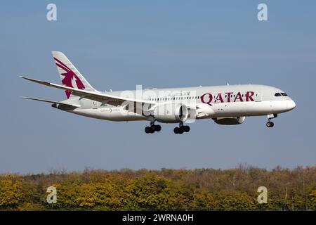 Budapest, Ungarn - 17. Oktober 2021: Qatar Airways Boeing 787-8 Dreamliner Passagierflugzeug am Flughafen. Luftfahrt und Luftfahrt. Luftverkehr und trave Stockfoto