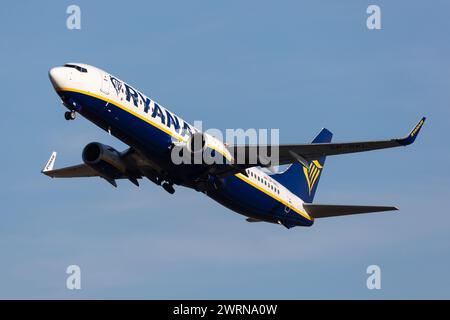 Budapest, Ungarn - 17. Oktober 2021: Ryanair Boeing 737-800 Passagierflugzeug am Flughafen. Luftfahrt und Luftfahrt. Luftverkehr und Reisen. International Stockfoto