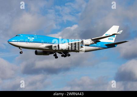 Amsterdam / Niederlande - 14. August 2014: KLM Royal Dutch Airlines Boeing 747-400 PH-BFY Passagierflugzeug Ankunft und Landung bei Amsterdam Schipol Air Stockfoto