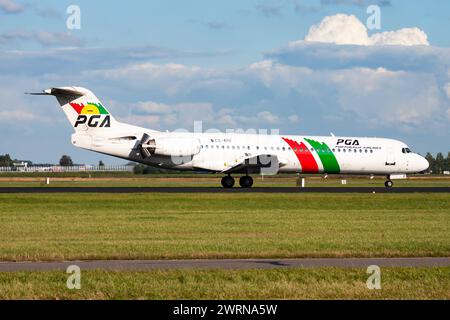 Amsterdam / Niederlande - 13. August 2014: PGA Portugalia Airlines Fokker 100 CS-TPF Passagierflugzeug Ankunft und Landung am Flughafen Amsterdam Schipol Stockfoto