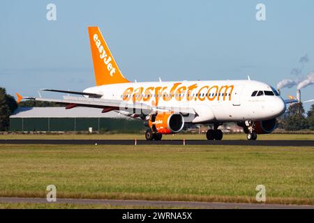 Amsterdam / Niederlande - 13. August 2014: EasyJet Airbus A319 G-EZFO Passagierflugzeug Ankunft und Landung am Flughafen Amsterdam Schipol Stockfoto