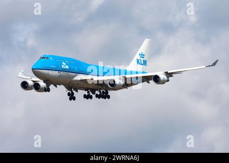 Amsterdam / Niederlande - 14. August 2014: KLM Royal Dutch Airlines Boeing 747-400 PH-BFR Passagierflugzeug Ankunft und Landung bei Amsterdam Schipol Air Stockfoto