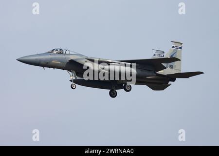 Leeuwarden / Niederlande - 14. April 2015: US-Luftwaffe USAF McDonnell Douglas F-15C Eagle 86-0161 Ankunft und Landung in Leeuw Stockfoto